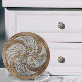 Nautilus-Schale Faux-Perlmutt und Gold Keramikknauf