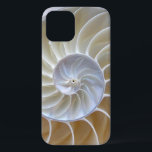 Nautilus Sea Muschel Foto Case-Mate iPhone Hülle<br><div class="desc">Dieses Makro-nah-up-Foto des Inneren einer nautilus Muschel zeigt das Wunder und die Symmetrie der Natur. Die sanften Taupe-,  Sand-,  Rost-,  Creme- und Blassgrau-Blau-Farbtöne verleihen diesem technischen Gehäuse,  das stets den nahen Blick auf das Meer behalte,  einen Augenblick.</div>