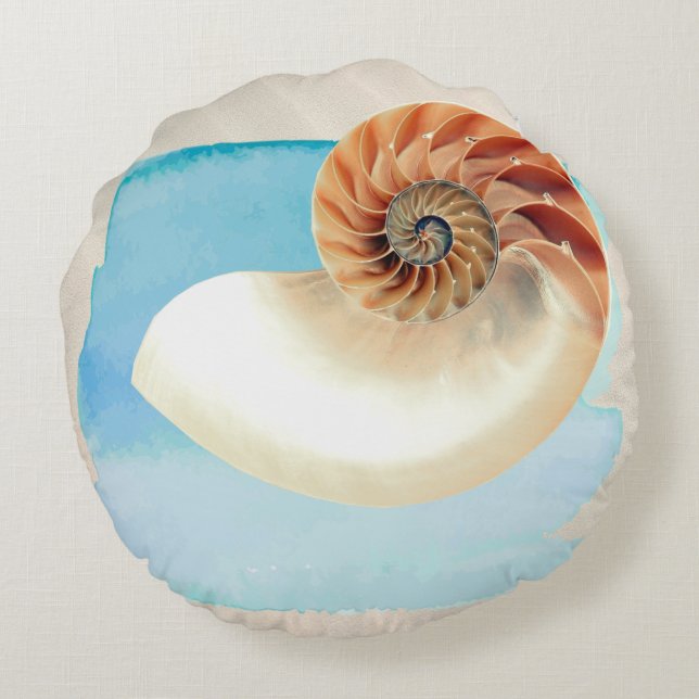 Nautilus Seashell und Sand Rundes Kissen (Rückseite)