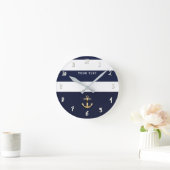 Nautischblaues u. Weiß Stripes Goldanker Runde Wanduhr (Zuhause)
