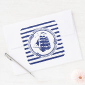 Nautische Emblem mit Segelschiff Quadratischer Aufkleber (Umschlag)