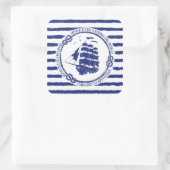 Nautische Emblem mit Segelschiff Quadratischer Aufkleber (Tasche)