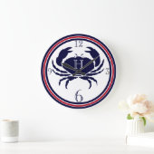 Nautische Monogramm rote Marinekrabe, weiße Krabbe Große Wanduhr (Zuhause)