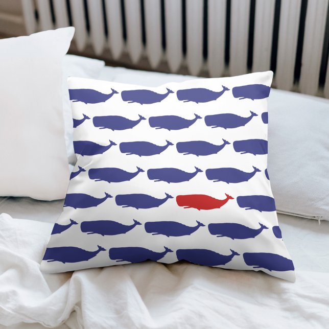 Nautische Muster für Marine und Rote Wale Kissen (The perfect decorative pillow for a nautical themed bedroom or beach house.)