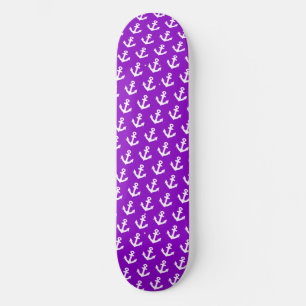 Nautische Vintage Referenzzeichen auf Neon lila Skateboard