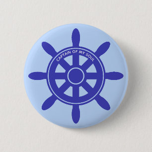 Nautischer Kapitän königsblauer Helm auf Hellblau Button