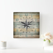 Nautischer Kompass auf rustikal gefärbtem Strandwa Quadratische Wanduhr (Zuhause)