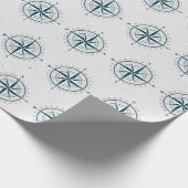 Nautischer Kompass auf texturiertem Grau Geschenkpapier (Ecke)