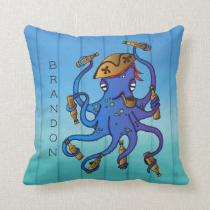 Nautischer Piratenkopus Betrunken auf Rum-Wood-Eff Kissen