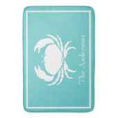 Nautisches Design mit weißer Krabbe auf Aquamarine Badematte (Vorderseite Vertikal)