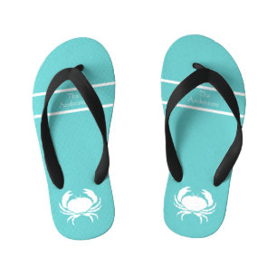 Nautisches Design mit weißer Krabbe auf Aquamarine Kinderbadesandalen