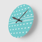 Nautisches Design mit weißer Krabbe auf Aquamarine Runde Wanduhr (Winkel)