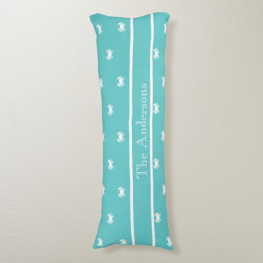 Nautisches Design mit weißer Krabbe auf Aquamarine Seitenschläferkissen (Vorderseite Vertikal)