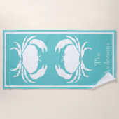 Nautisches Design mit weißer Krabbe auf Aquamarine Strandtuch (Vorderseite)