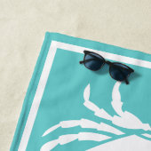 Nautisches Design mit weißer Krabbe auf Aquamarine Strandtuch (Beispiel)