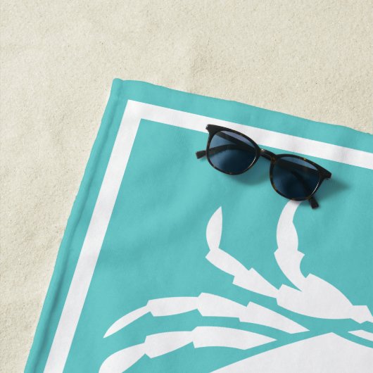 Nautisches Design mit weißer Krabbe auf Aquamarine Strandtuch (Beispiel)