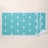 Nautisches Design mit weißer Krabbe auf Aquamarine Strandtuch (Vorderseite)