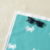Nautisches Design mit weißer Krabbe auf Aquamarine Strandtuch (Beispiel)