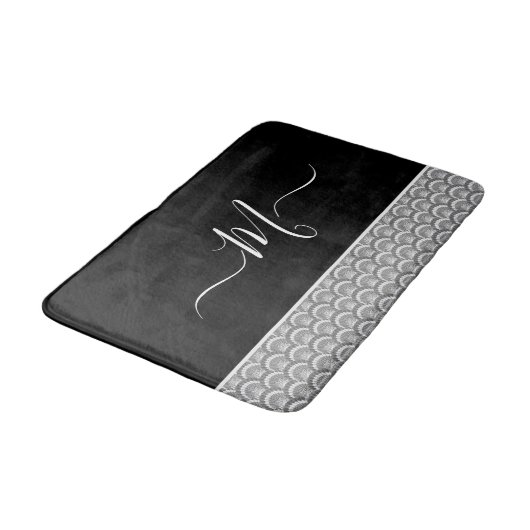 Nautisches Schwarz-weiß Elegantes Monogramm Initia Badematte (Schrägansicht)