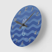 Nautisches Seepferd mit blauen Streifen Runde Wanduhr (Winkel)