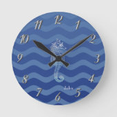 Nautisches Seepferd mit blauen Streifen Runde Wanduhr (Vorderseite)