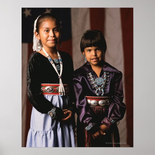 Navajo Girls vor der Flagge Poster (Vorne)