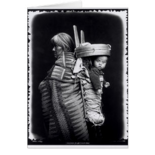 Navajofrau, die ein papoose auf ihr zurückbringt