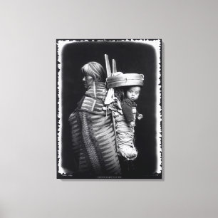 Navajofrau, die ein papoose auf ihr zurückbringt leinwanddruck