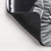 Navajofrau, die ein papoose auf ihr zurückbringt mousepad (Ecke)