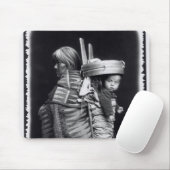 Navajofrau, die ein papoose auf ihr zurückbringt mousepad (Mit Mouse)