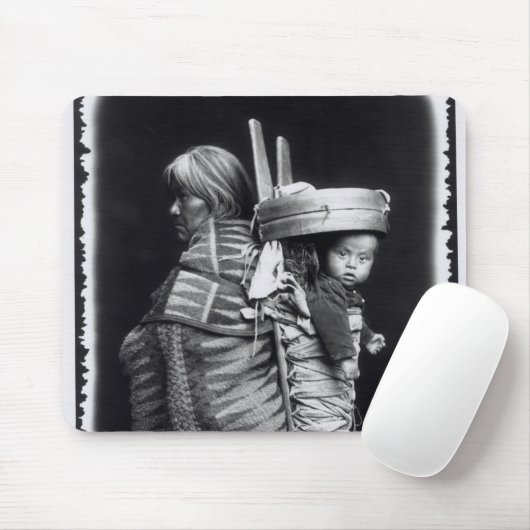 Navajofrau, die ein papoose auf ihr zurückbringt mousepad (Mit Mouse)