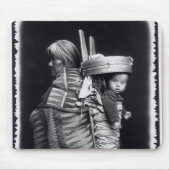 Navajofrau, die ein papoose auf ihr zurückbringt mousepad (Vorne)