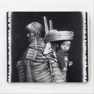 Navajofrau, die ein papoose auf ihr zurückbringt mousepad