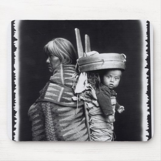 Navajofrau, die ein papoose auf ihr zurückbringt mousepad (Vorne)