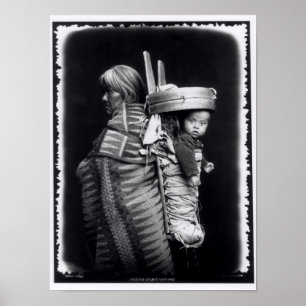 Navajofrau, die ein papoose auf ihr zurückbringt poster