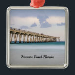 Navarre Beach Angelpfeifen Ornament Aus Metall<br><div class="desc">Ornament mit phantastischen lila Farben, die sich nach einem Regen am Navarra Beach Fishing Pier in Florida, Vereinigte Staaten, während die smaragdfarbenen des Ozeans reflektieren im Wasser. Dieser Anlegesteg ist der längste im Staat und erstreckt sich über 500 Meter. Suchen Sie weitere Drucke oder Produkte? Fühlen Sie sich frei, um...</div>