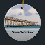 Navarre Beach Angelrutsche Ornament<br><div class="desc">Zirkelverzierungen mit phantastischen lila Farben, die sich nach einem Regen im Navarra Beach Fishing Pier in Florida, Vereinigte Staaten, reflektieren, während die smaragdfarbenen des Ozeans im Wasser reflektieren. Dieser Anlegesteg ist der längste im Staat und erstreckt sich über 500 Meter. Suchen Sie weitere Drucke oder Produkte? Fühlen Sie sich frei,...</div>