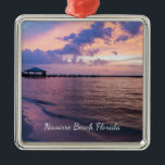 Navarre Beach Magic Hour Lila Sunset Ornament Aus Metall<br><div class="desc">Ornament Souvenir mit einem Foto einer atemberaubenden Weg, den Tag am Strand zu beenden! Ich nahm dieses magische Foto kurz nach Sonnenuntergang in Navarra Beach Florida, Vereinigte Staaten. Suchen Sie weitere Drucke oder Produkte? Fühlen Sie sich frei, um meinen Laden zu besuchen: http://www.zazzle.com/timelessmomentsphtgy Dieses Foto wurde von Jennifer White mit...</div>