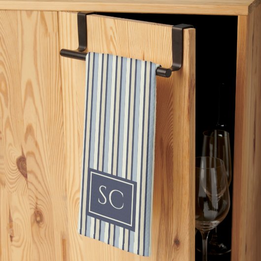 Navy And Cream Striped Pattern Monogrammed Geschirrtuch (Drittel gefaltet)