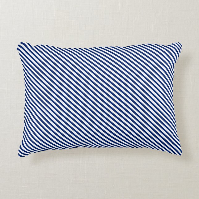 Navy and White Angled Stripes Dekokissen (Vorderseite)