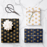 Navy Black und White Hanukkah Golden David Star Geschenkpapier Set<br><div class="desc">Erleben Sie die Eleganz eines atemberaubenden Goldenen Sterns von David,  der perfekt zum Feiern des festlichen Geistes von Hanukkah geeignet ist. Dieses Design kontrastiert wunderbar mit schwarz,  weiß und marineblau und macht Ihren Urlaub zu einem ganz besonderen Erlebnis.</div>