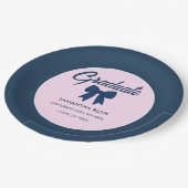 Navy Blau Gingham-Schleife Abschlussfeier Pappteller (Schrägansicht)