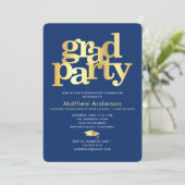 Navy Blau Gold Abschlusskappe Fett Typography Mini Einladung (Stehend Vorderseite)