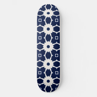 Navy Blau und Weiß Geometrische Blüten Skateboard
