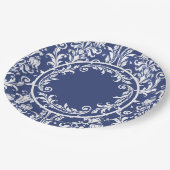 Navy Blau Weiße Damast Blumen Schwünge Sophisticat Pappteller (Schrägansicht)