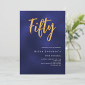 Navy blauer Gold moderner 50. Geburtstag Luxus Einladung (Stehend Vorderseite)
