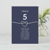 Navy Blaues Herz Hochzeitstisch Sitzplan (Stehend Vorderseite)
