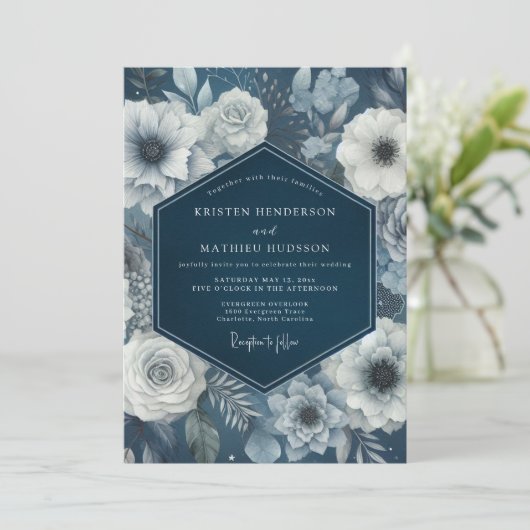Navy Bloom Moody Wedding Einladung (Stehend Vorderseite)