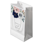 Navy Blooms Hotel Wedding Gift Bag Kleine Geschenktüte (Vorderseite Schrägansicht)