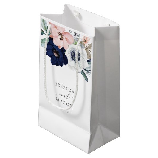 Navy Blooms Hotel Wedding Gift Bag Kleine Geschenktüte (Vorderseite Schrägansicht)